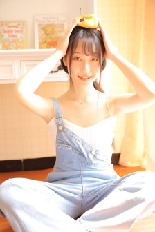 护士用脚喂病人吃饭